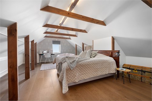 Master bedroom i inredd vind