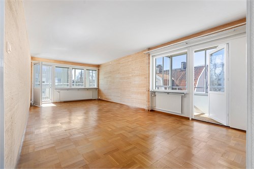 Vardagsrum med generösa ytor och fint ljusinsläpp