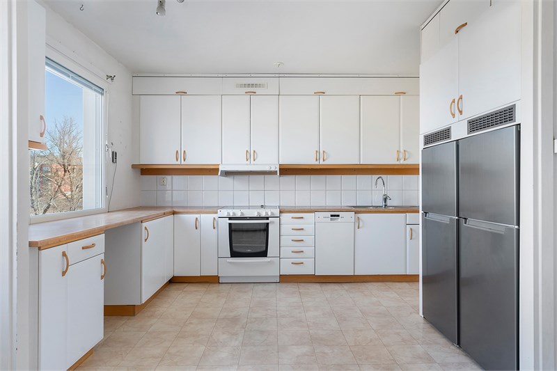 Kök med god arbetsyta och utvecklingsmöjligheter