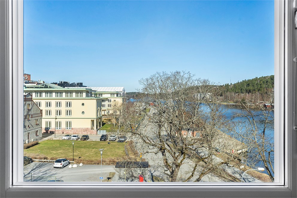 Utsikt mot vatten och grönska