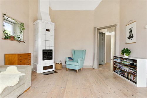 Härligt vardagsrum med kakelugn