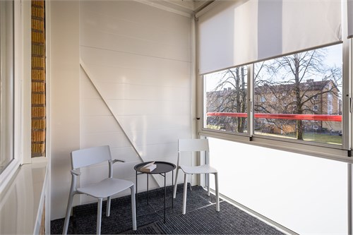 Inglasad balkong med lugnt läge