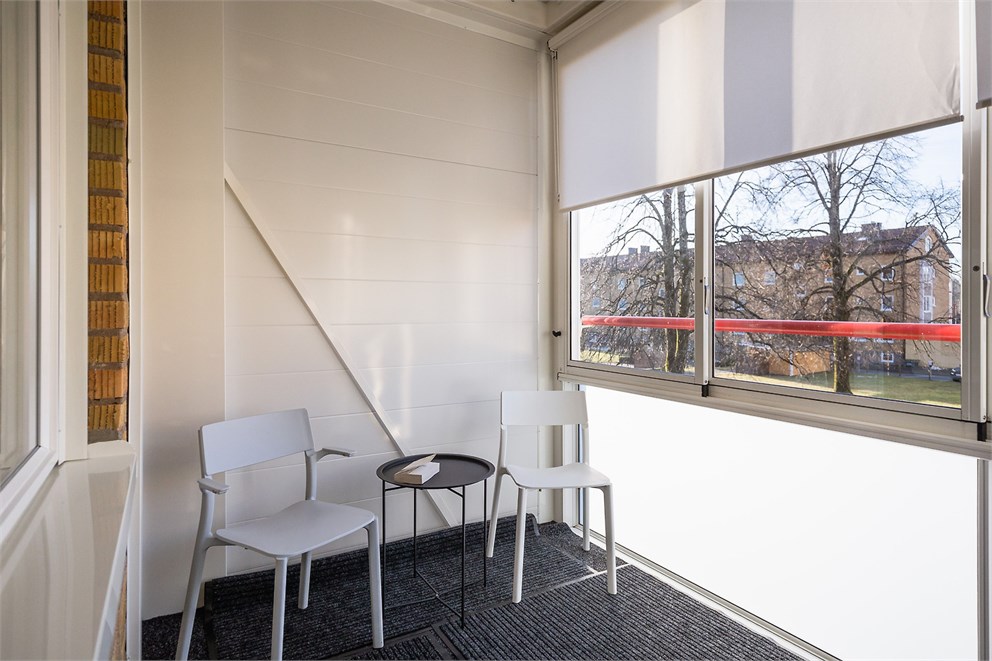 Inglasad balkong med lugnt läge