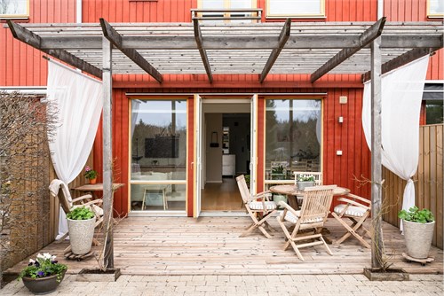 Trädgården är lättskött med altan och stenläggning