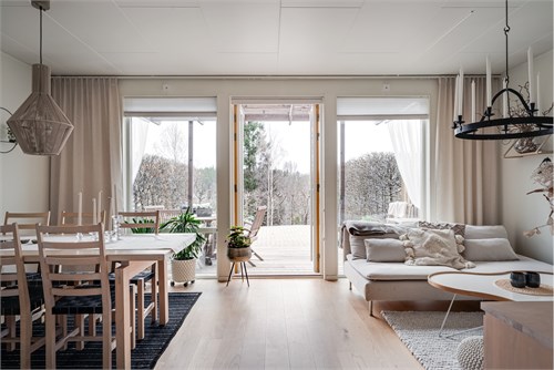 Vardagsrummet ger plats för soffa och matbord