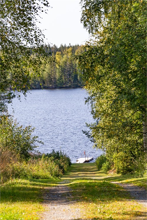 Kort promenad till gemensam badplats med brygga