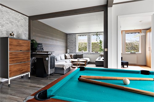 Tillbyggnadsdelen med allrum, kontor och spa