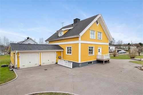 Baksidan med garage