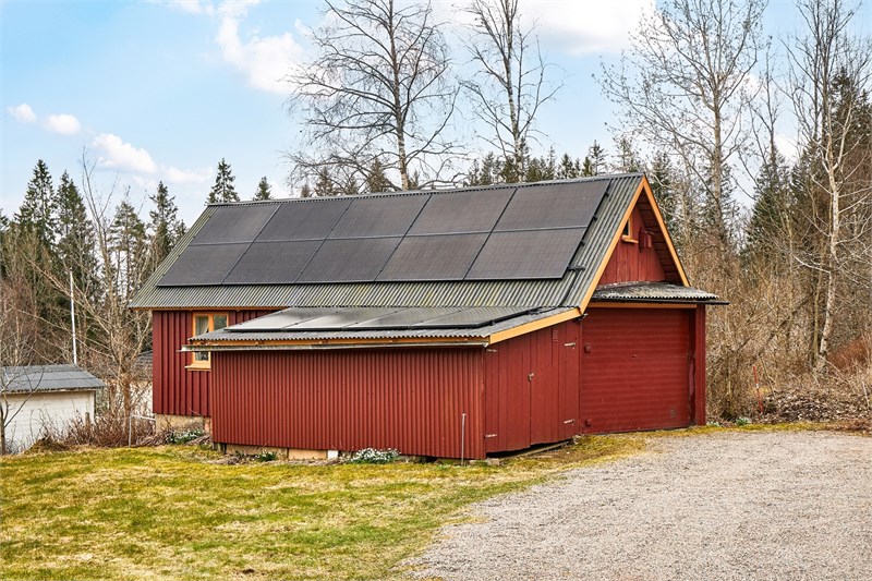 Garage och förrådsbyggnad med jordkällare