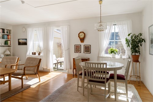 Ljust vardagsrum m eparkett