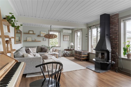 Ljust vardagsrum med braskamin