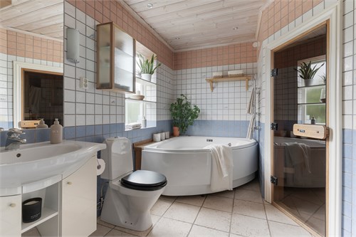 Helkaklat badrum med bastu