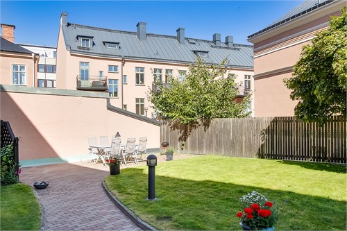 Sommarbild från innergården