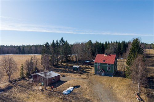 Villa i två plan + källare samt garage på tomten