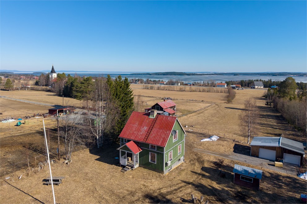 Fin gård med utsikt över Storsjön