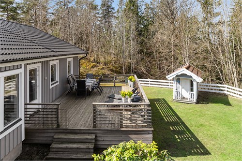 På sommaren bildar träden en grön ridå         