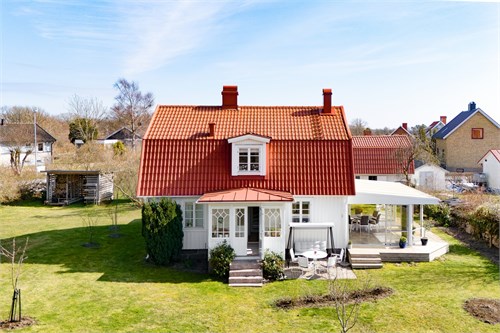 Framsida med charmig glasveranda & stort uterum...