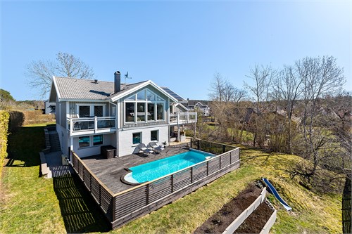 Stor tomt med rabatter, äppel-och körsbärsträd