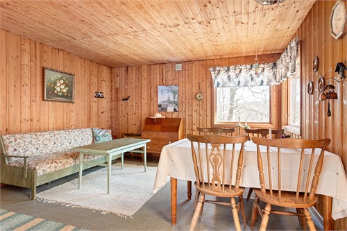 Allrummet har plats för både matgrupp samt soffa