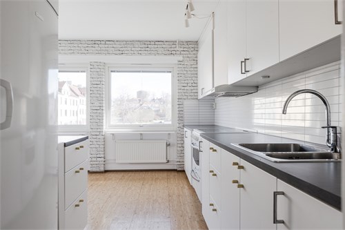 Stilrent kök med bra arbetsytor och naturligt ljus