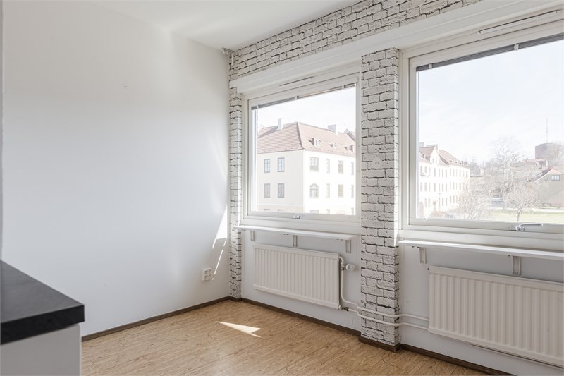 Matplats vid fönster med utsikt mot vattentornet