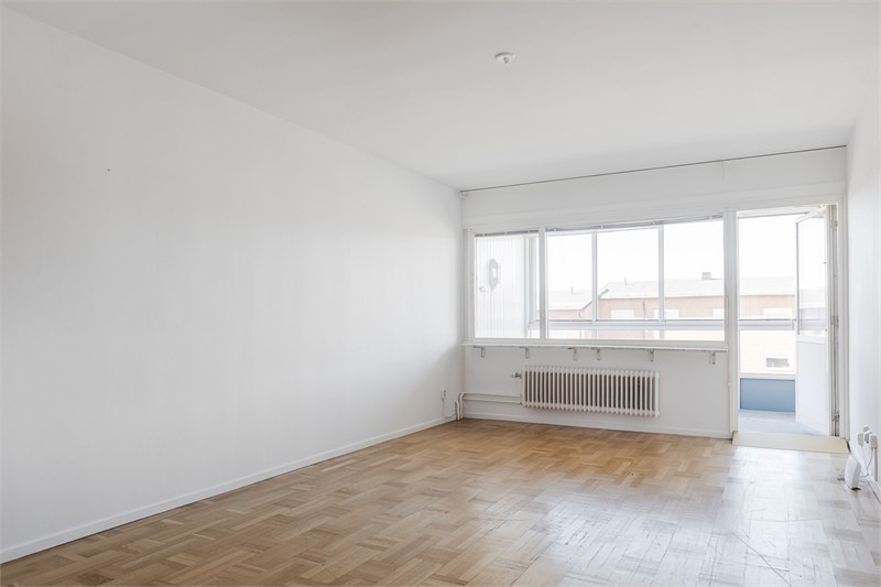 Ljust och rymligt vardagsrum med fint ljusinsläpp