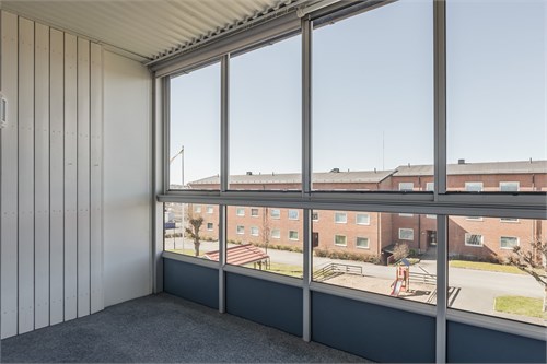 Inglasad balkong med utsikt och härligt ljus