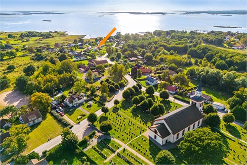 Härligt läge nära havet åt ena hållet...