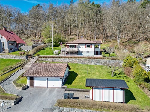 På tomten finns dubbelgarage och carport