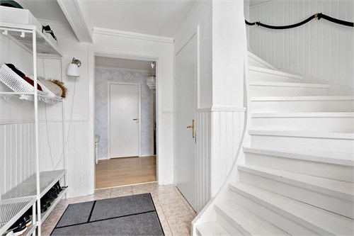 Välkomnande entré/hall m trappa upp till övre plan