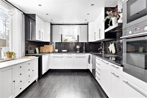 Stort modernt kök med bra arbetsytor