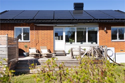 Härlig solig baksida med solceller, altan...