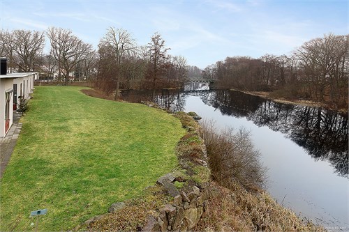Underbar anrik miljö vid riven stärkelsefabrik...