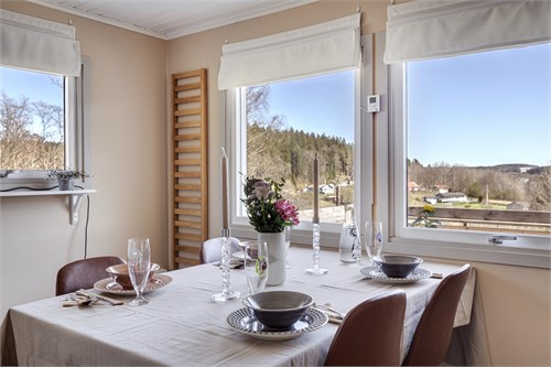 Trevlig matplats intill fönstret