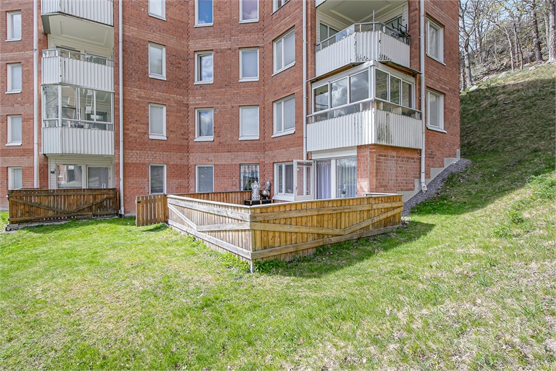 Markplansbostad i Alby med uteplats och fint läge