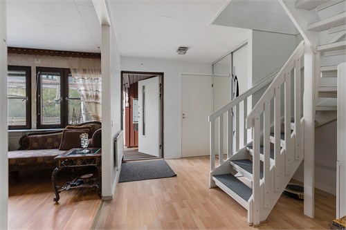 Hall med trappa till övre plan
