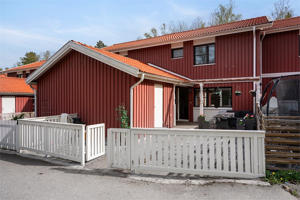 Framsida med staket och uteplats