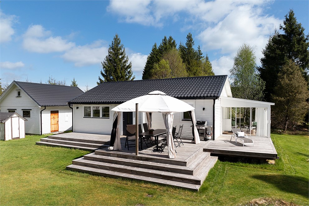 Välkomna till denna grönskande idyll i Hemsjö!