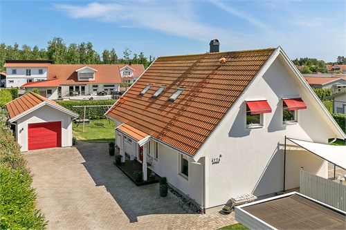 Stor uppfart framför garage med elport