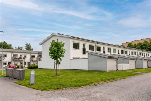 Huset är det andra från gaveln