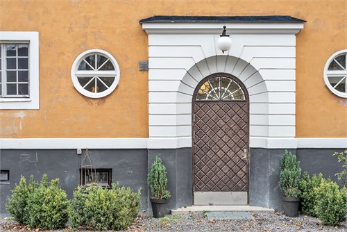 Vackra detaljer kring en av entréerna