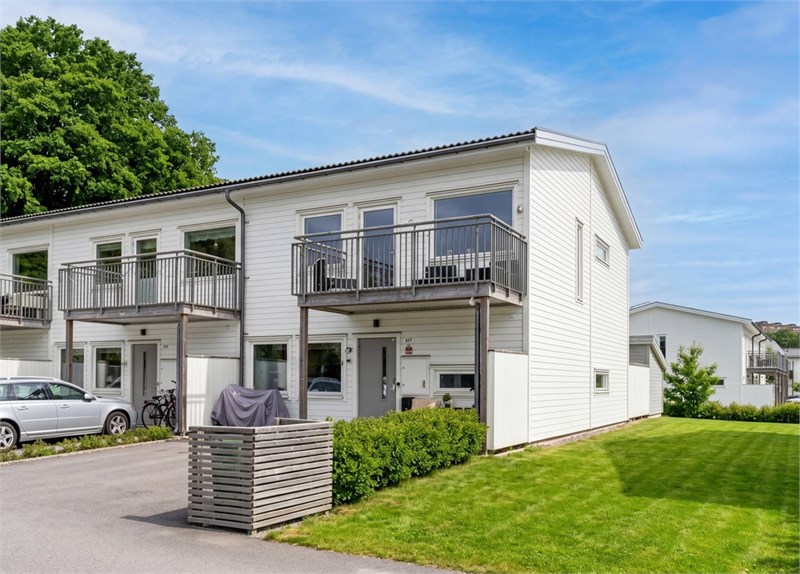 Huset är det andra från gaveln