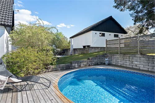 Uppvärmd pool med insynsskyddad uteplats