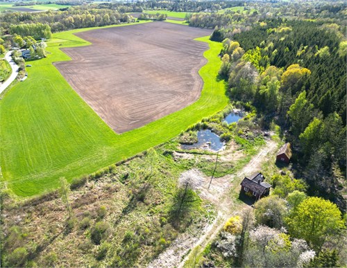 Lantligt & fritt läge intill åkrar & skog