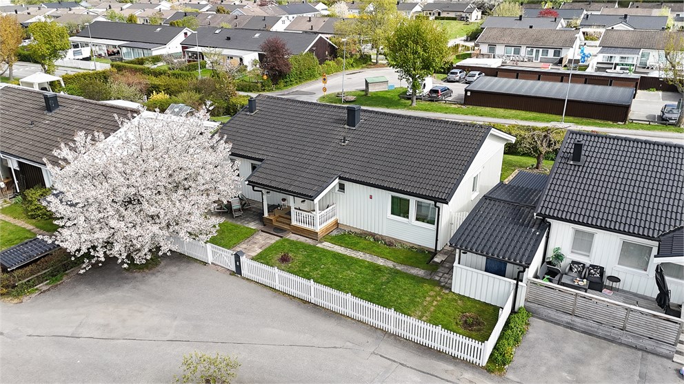 Tomt från framsidan