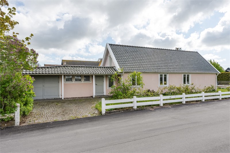 Entré och dubbelgarage på längden