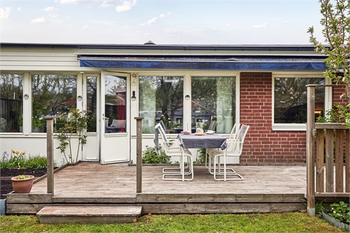 Radhusets baksida med uteplats