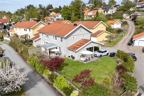 Hasselvägen 25 - Den större trädgården 