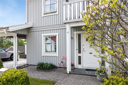 Framsidan erbjuder uteplats och välkomnande entré