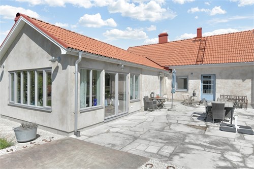 Uteplats i söderläge med kalksten från Burgsvik